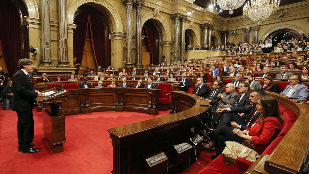 El president Puigdemont se dirige al pleno del Parlament. Foto: Generalitat de Catalunya.