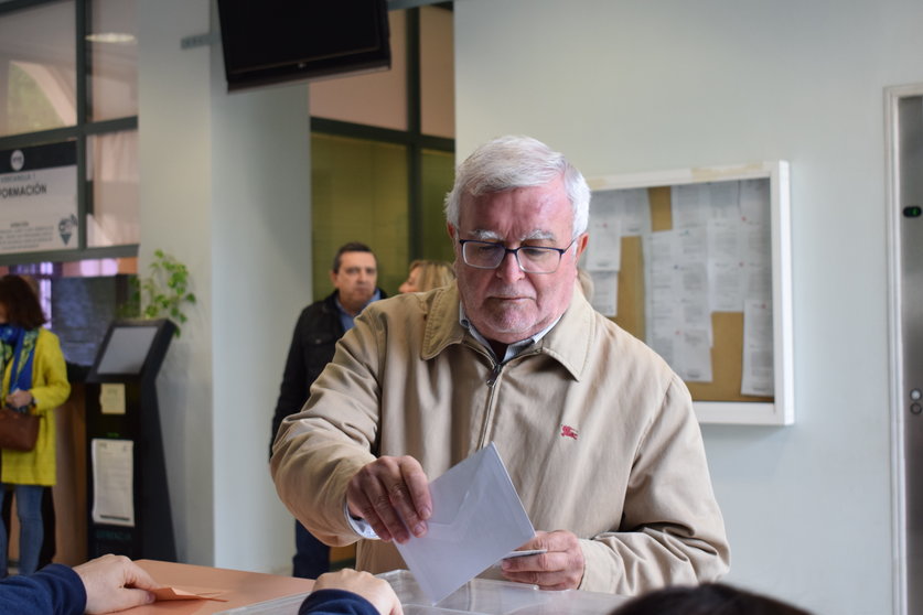 Un señor ejerciendo su derecho al voto en la Gerencia de Urbanismo de Córdoba
