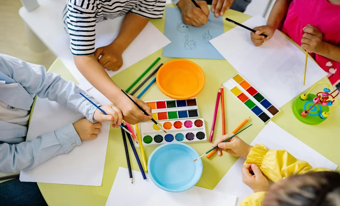 Ni&ntilde;os dibujando con acuarelas. Foto: Pexels, Yan Krukau