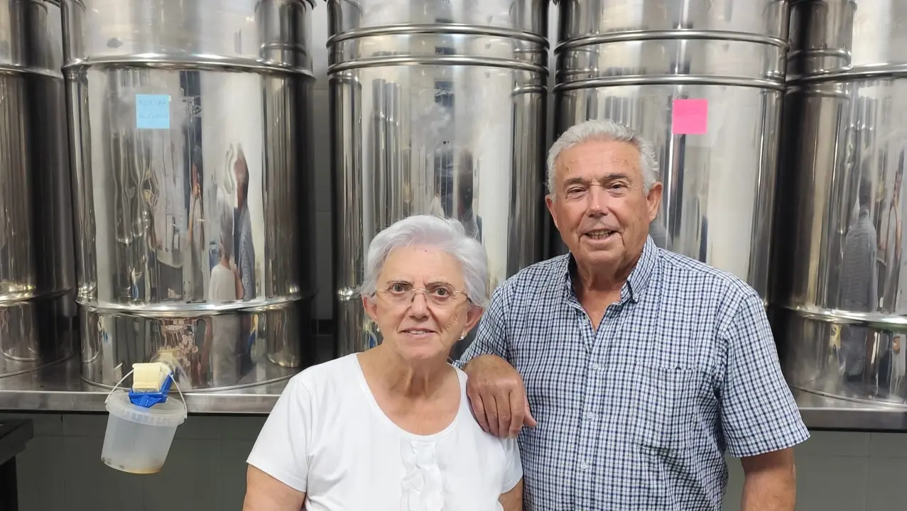Los apicultores Josefa Madue&ntilde;o y Lorenzo Ruiz