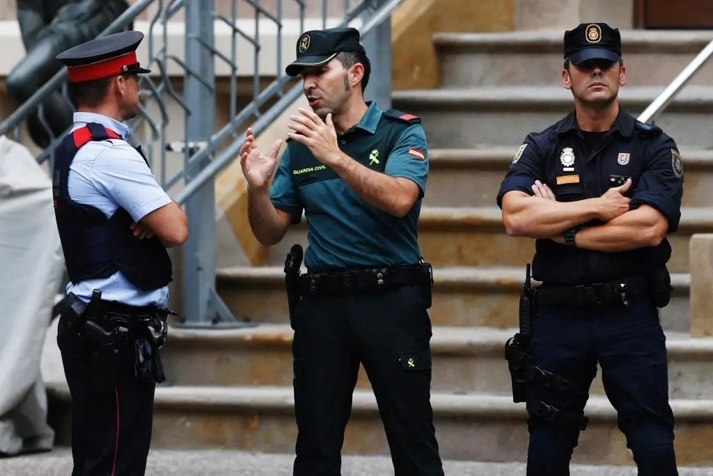 Alberto Di Lolli. 25/09/2017, Barcelona, Cataluna. Primera reunion de coordinacion de las fuerzas de seguridad, presidida por el Coronel de la Guardia Civil Perez de los Cobos, a la que acudiran los Mossos d'Esquadra, de cara al referendum planteado por la Generalitat para el proximo 1-O. En la imagen, agentes de Guardia Civil, Mossos y Policia hacen guardia frente a la Delegacion de Gobierno.