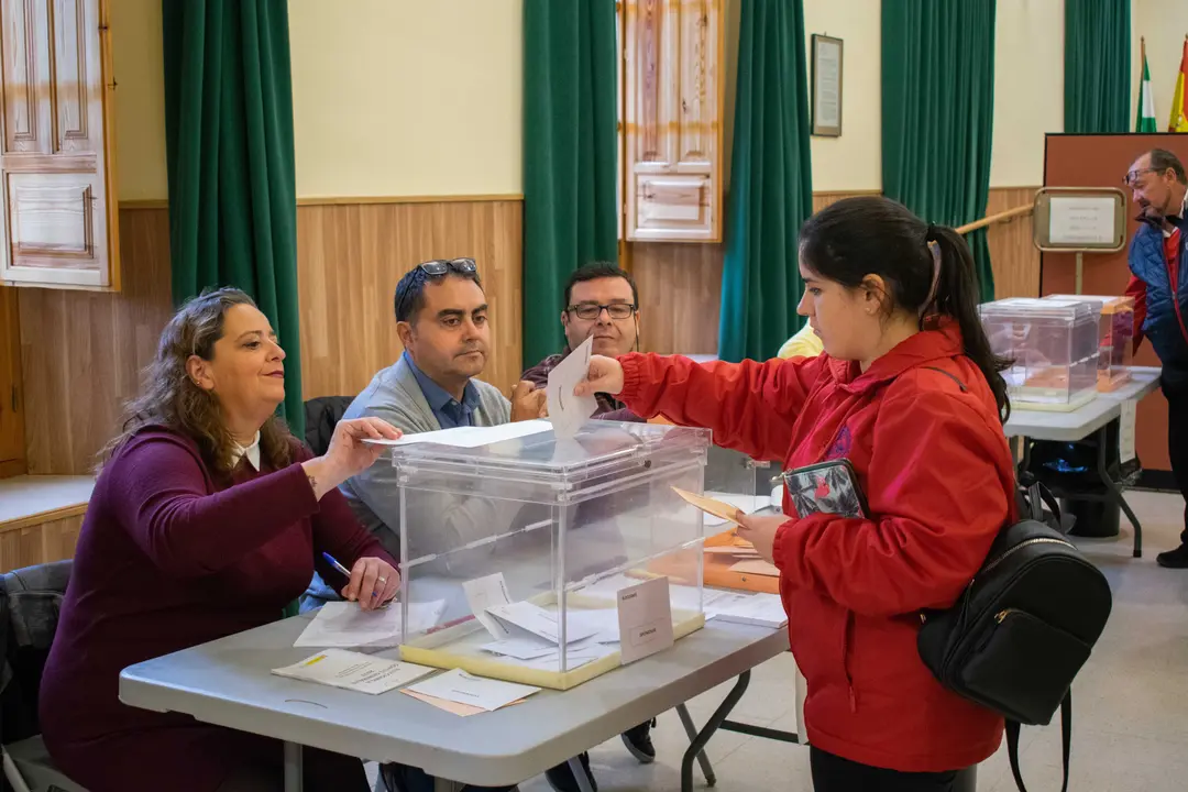 Una chica ejerciendo su derecho al voto en la Casa Ciudadana de C&oacute;rdoba 
