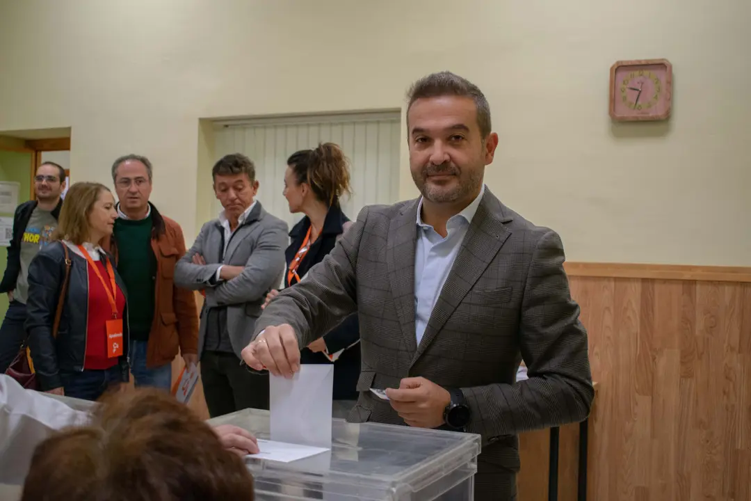 Marcial G&oacute;mez, candidato de Ciudadanos al Congreso por C&oacute;rdoba, ejerciendo su derecho al voto en la Casa Ciudadana