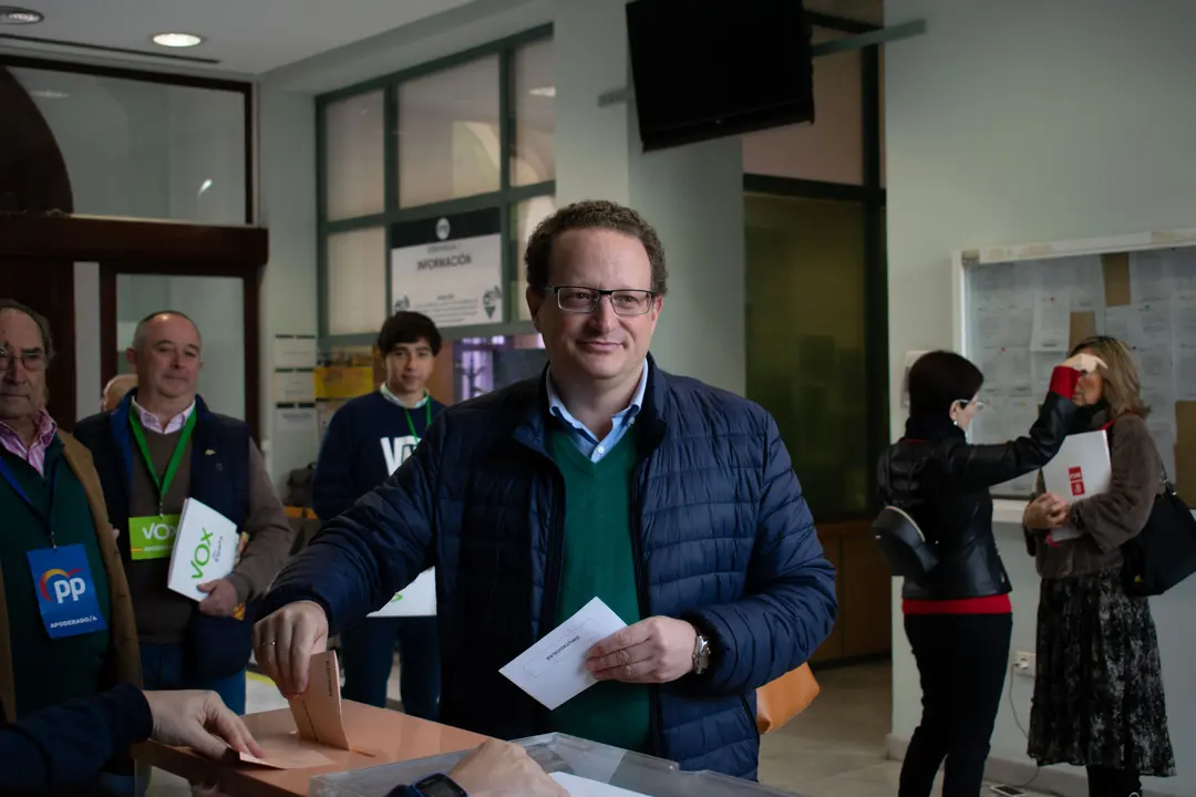 Jos&eacute; Ram&iacute;rez del R&iacute;o, candidato de Vox al Congreso por C&oacute;rdoba, ejerciendo su derecho al voto en la Gerencia de Urbanismo 