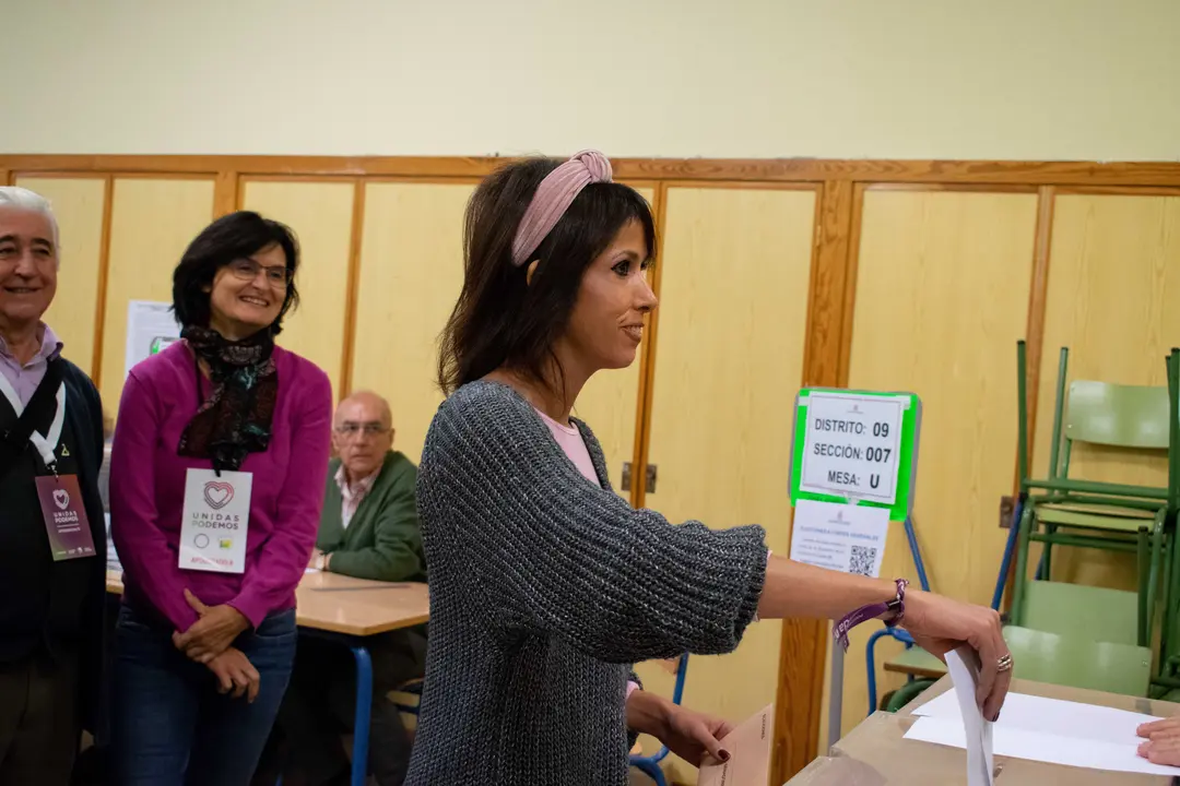 Martina Velarde, candidata de Unidas Podemos al Congreso por C&oacute;rdoba, ejerciendo su derecho al voto en el colegio Santos M&aacute;rtires 
