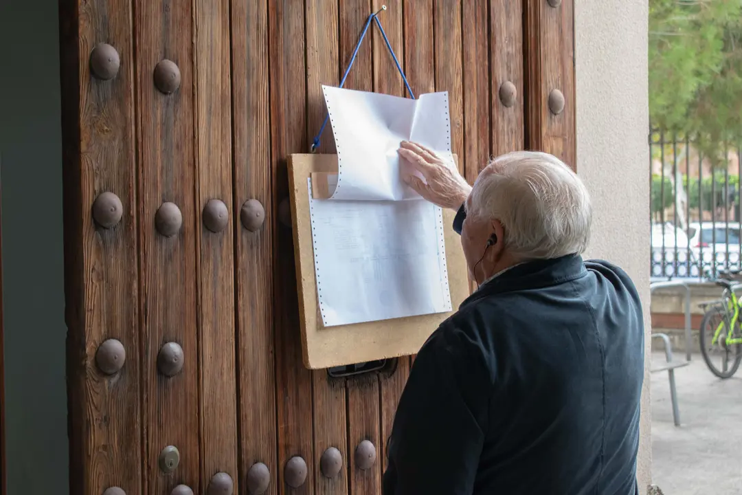 Un se&ntilde;or consulta su mesa electoral en la puerta de la Gerencia de Urbanismo de C&oacute;rdoba