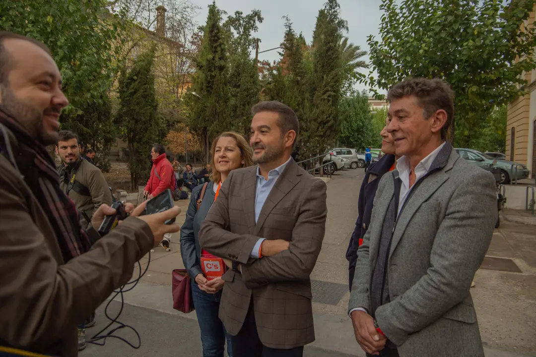 El candidato de Ciudadanos al Congreso de los Diputados por C&oacute;rdoba, Marcial G&oacute;mez, pidiendo apoyo a su partido frente a las c&aacute;maras antes de ejercer su derecho al voto.