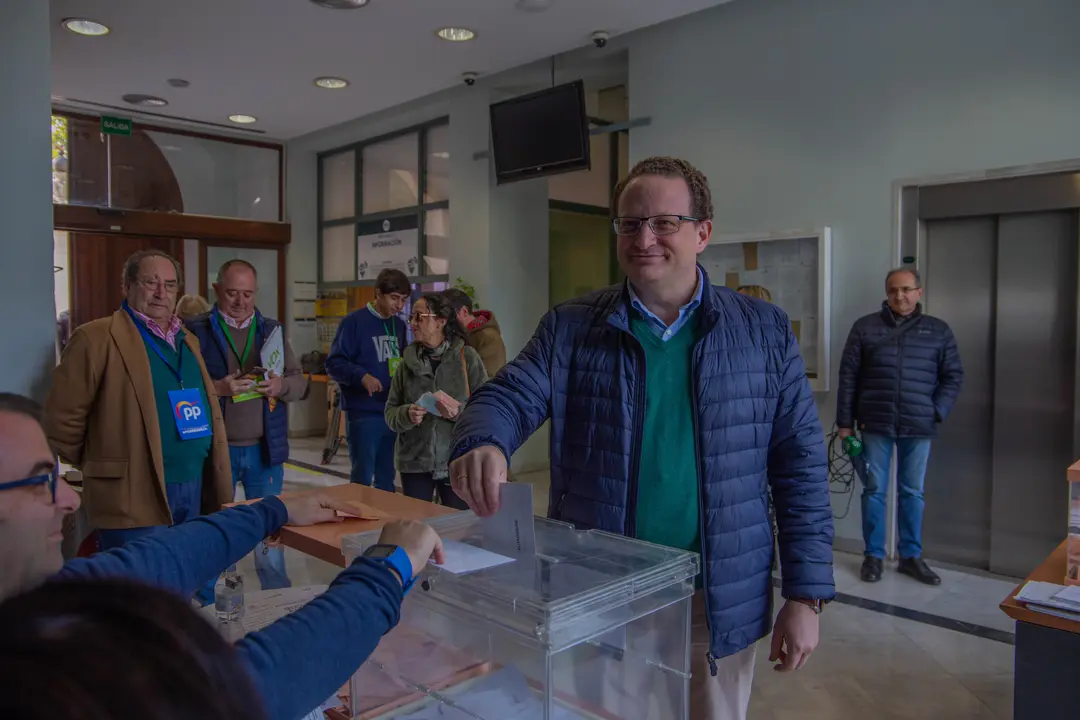 El candidato de VOX al Congreso de los Diputados por C&oacute;rdoba, Jos&eacute; Ram&iacute;rez del R&iacute;o, ejerciendo su derecho al voto.