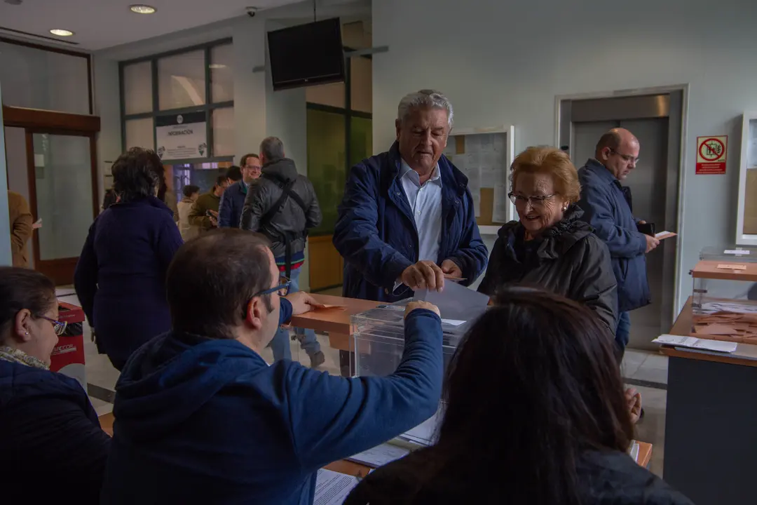 Dos cordobeses votando en las urnas de Urbanismo sobre las 10:30 de la ma&ntilde;ana.