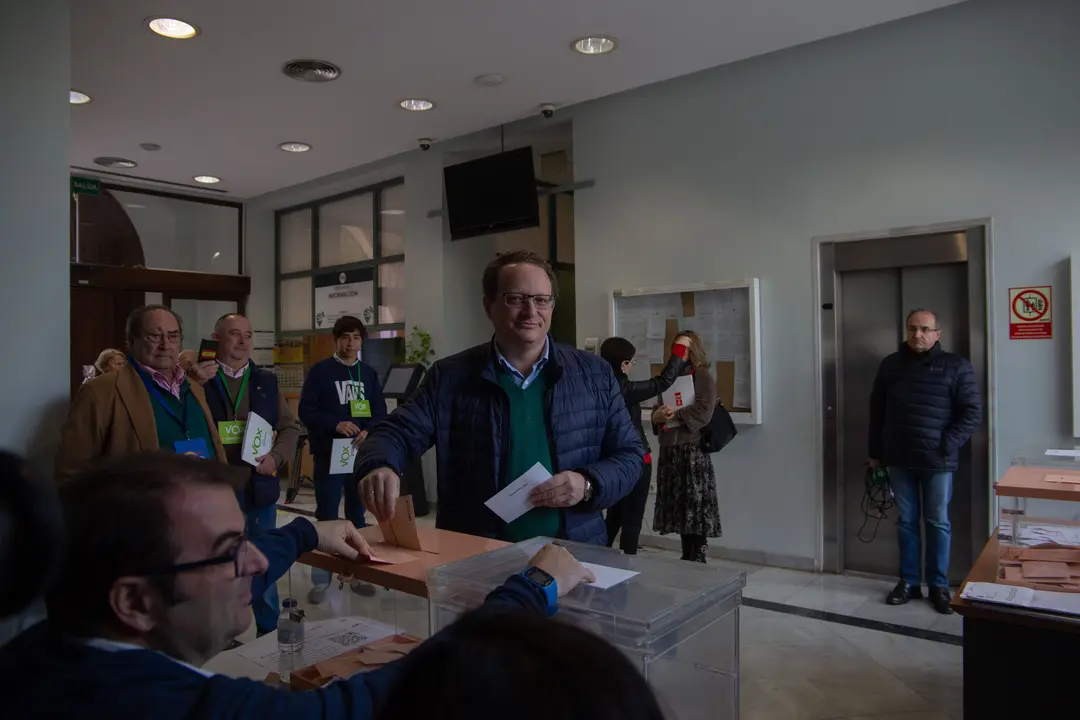 El candidato de VOX al Congreso de los Diputados por C&oacute;rdoba, Jos&eacute; Ram&iacute;rez del R&iacute;o, ejercerciendo su derecho al voto.