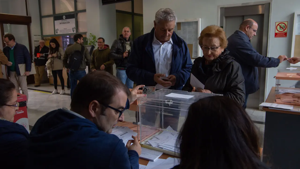 Dos cordobeses ejercen su derecho al voto en Urbanismo sobre las 10 de la ma&ntilde;ana.