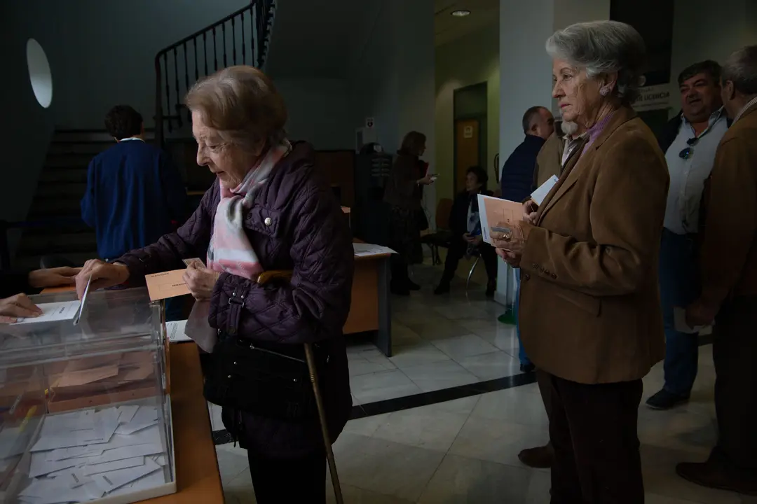 Dos cordobesas ejerciendo su derecho al voto en Urbanismo sobre las 10 de la ma&ntilde;ana.