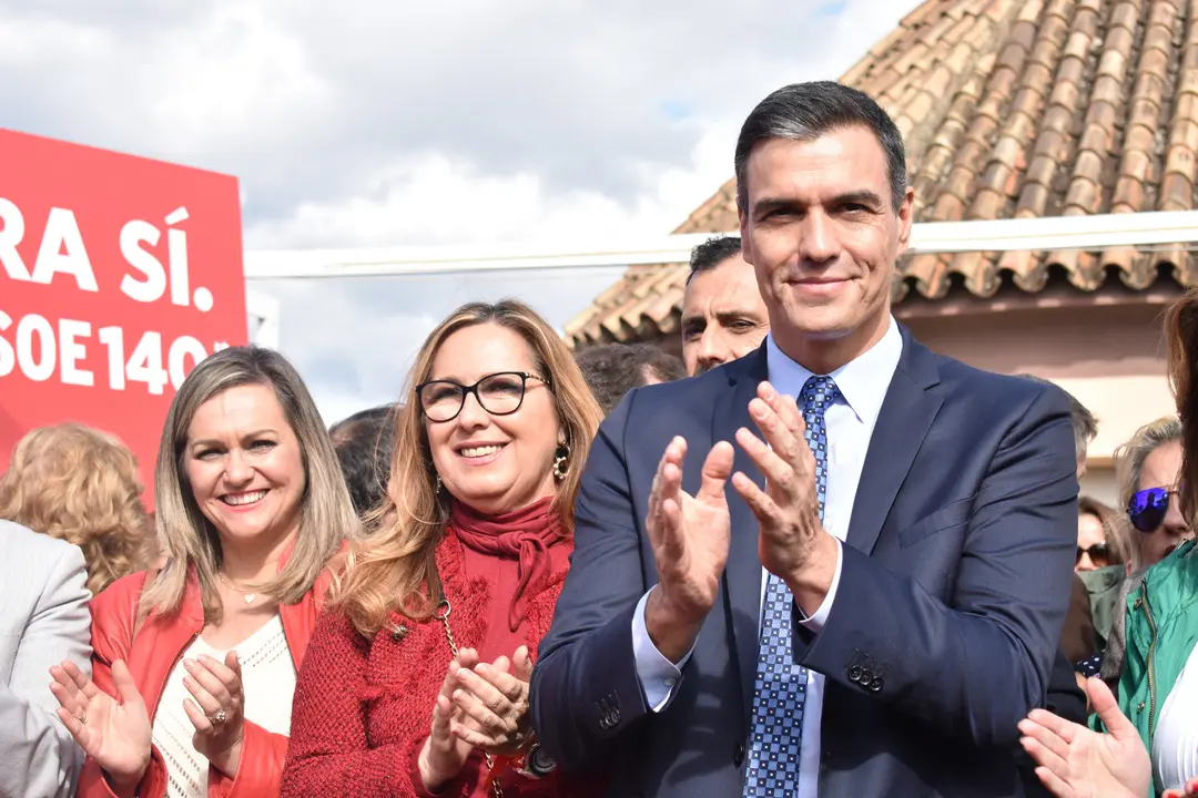 Pedro S&aacute;nchez junto a su equipo en el cierre de campa&ntilde;a en C&oacute;rdoba