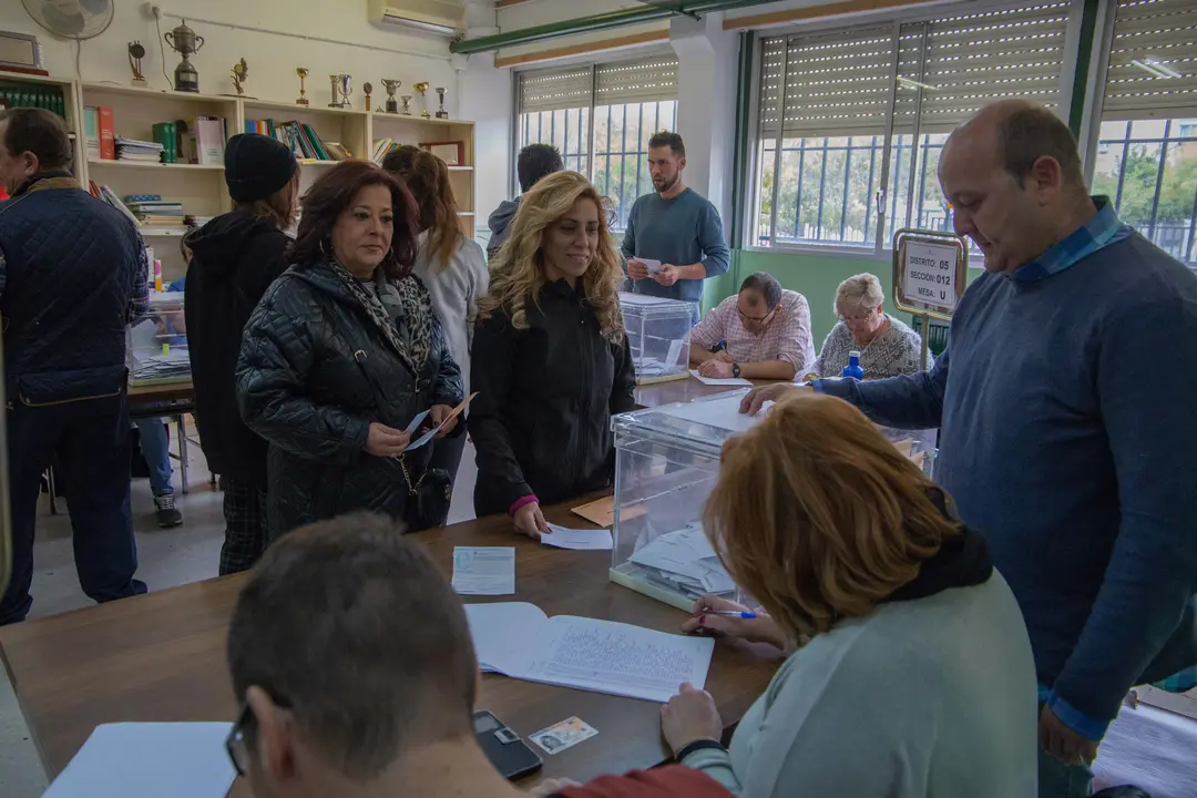 Algunos cordobeses ejercen su derecho al voto en el colegio Fern&aacute;n P&eacute;rez de Oliva sobre las 12 de la ma&ntilde;ana 