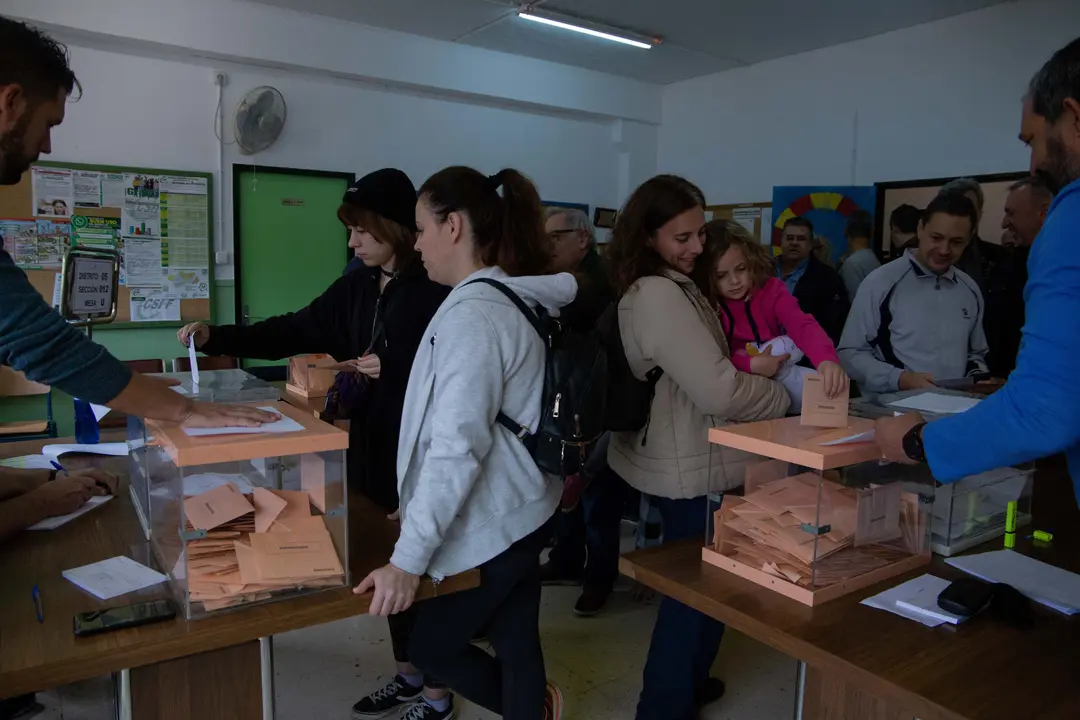 Algunos cordobeses ejercen su derecho al voto en el colegio Fern&aacute;n P&eacute;rez de Oliva sobre las 12 de la ma&ntilde;ana. 