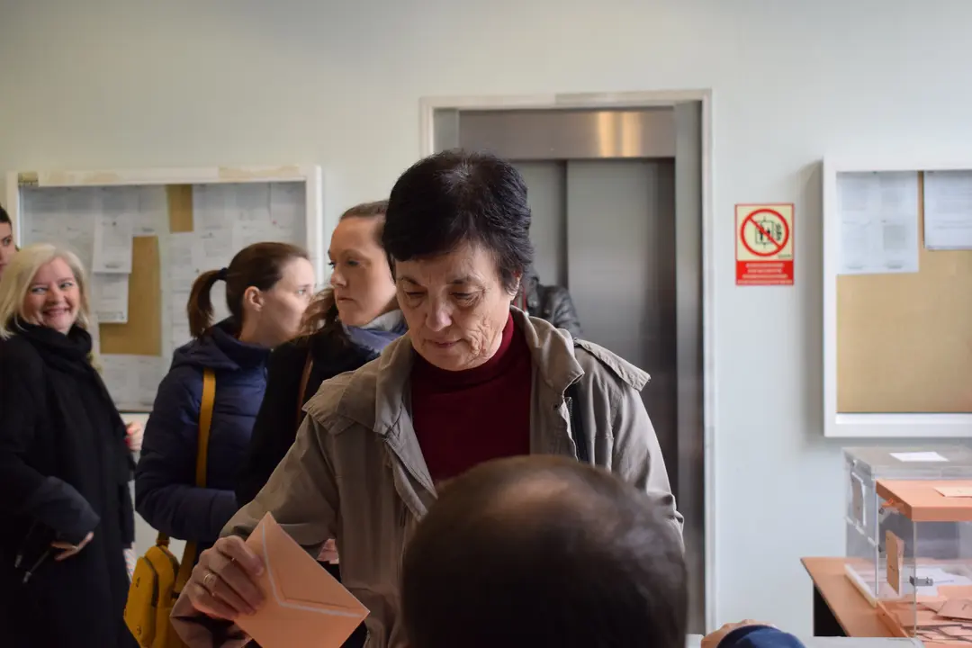 Una se&ntilde;ora ejerciendo su derecho al voto en la Gerencia de Urbanismo de C&oacute;rdoba