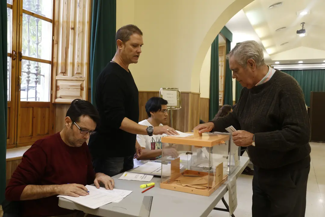 Un se&ntilde;or ejerciendo su derecho al voto en la Casa Ciudadana de C&oacute;rdoba