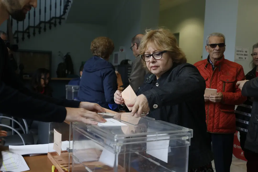 Una se&ntilde;ora votando en la Gerencia de urbanismo de C&oacute;rdoba