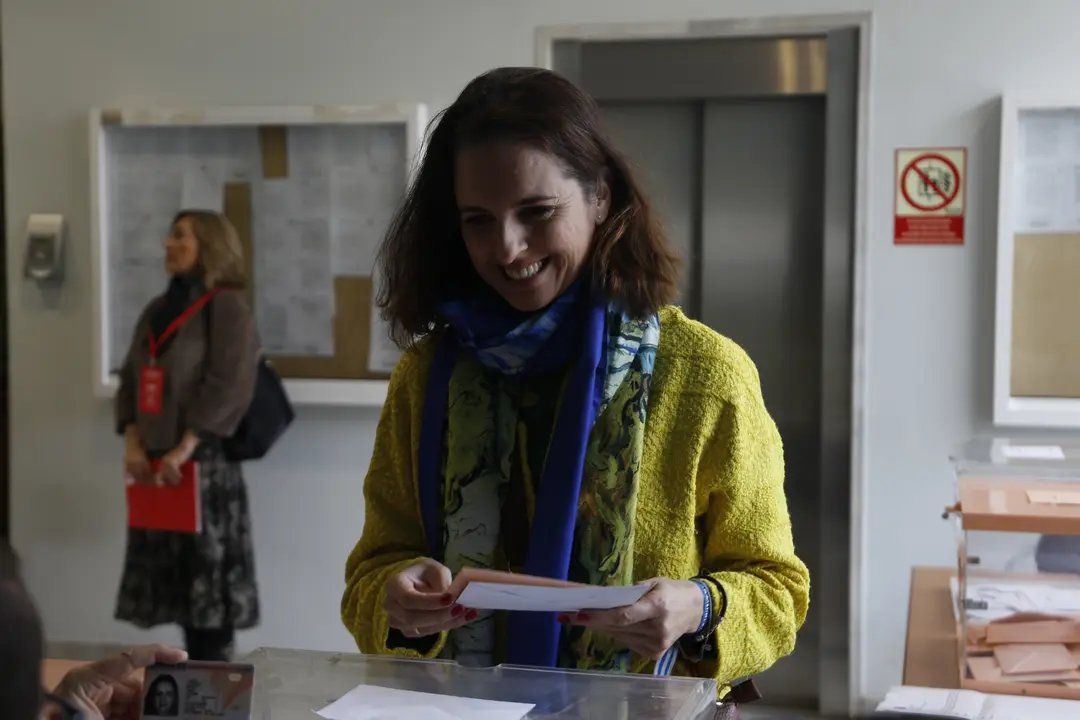 Una se&ntilde;ora ejerciendo su derecho al voto en la Gerencia de Urbanismo de C&oacute;rdoba