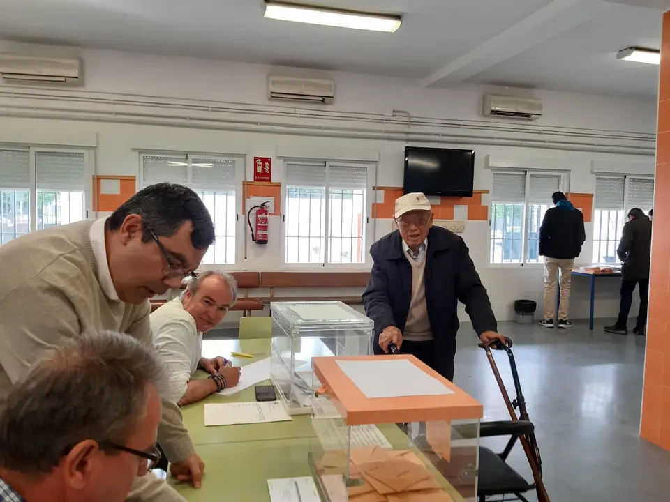 Un se&ntilde;or mayor ejerciendo su derecho al voto en un colegio electoral de C&oacute;rdoba