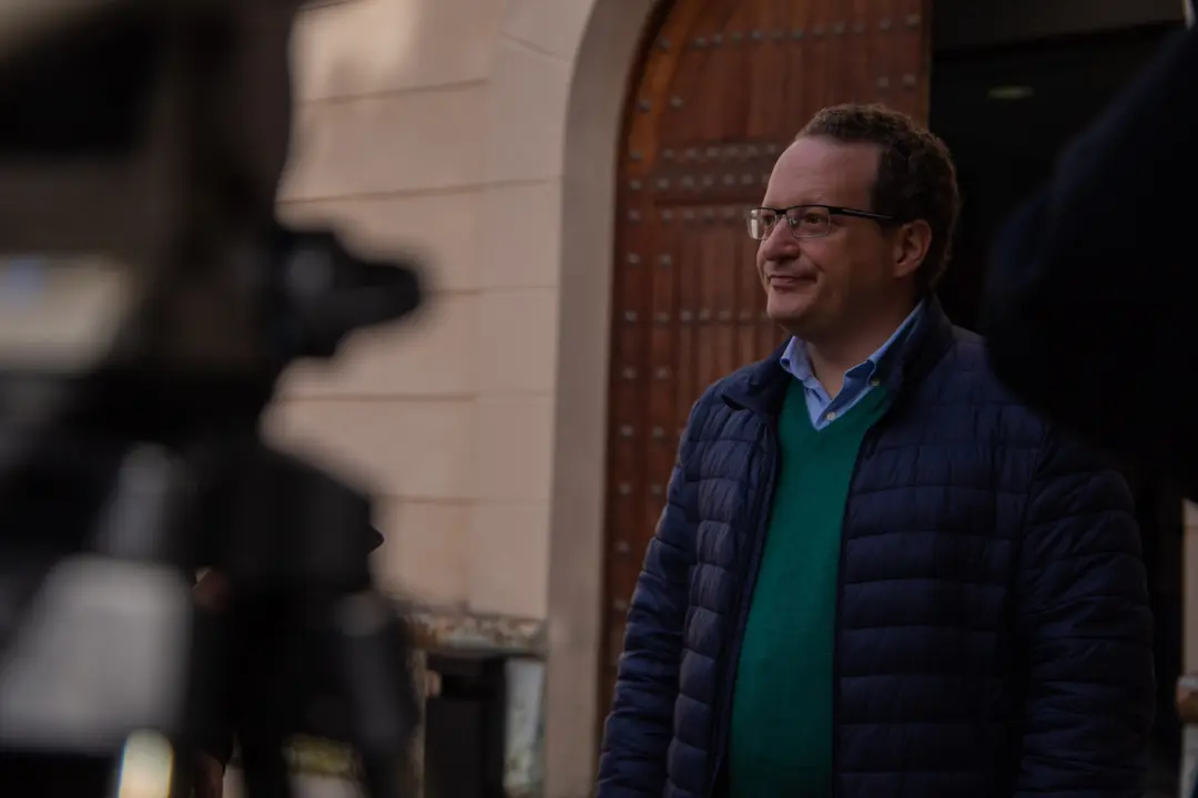 El candidato de VOX al Congreso de los Diputados por C&oacute;rdoba, Jos&eacute; Ram&iacute;rez del R&iacute;o, pidiendo a los cordobeses que apoyen a su partido en estas elecciones.