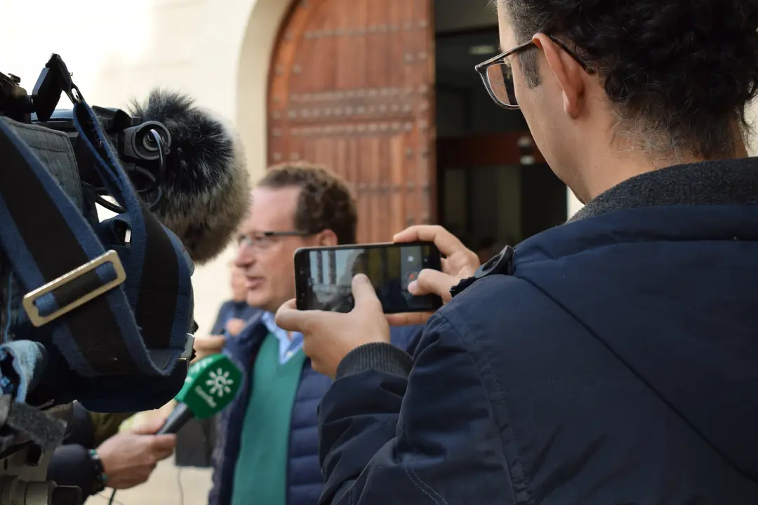 Un periodista haciendo una foto a Ram&iacute;rez del R&iacute;o, candidato de Vox al Congreso por C&oacute;rdoba, mientras declara ante los medios de comunicaci&oacute;n
