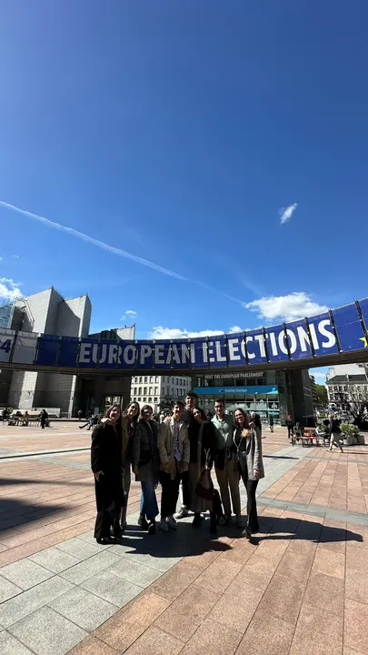 Grupo alumnos Com y RRII en las puertas del Parlamento Europeo