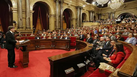 El president Puigdemont se dirige al pleno del Parlament. Foto: Generalitat de Catalunya.