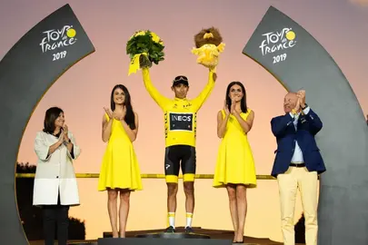 La figura de las azafatas y los gestos desagradables por parte de los ciclistas hacia ellas ha hecho que su papel dentro de las competiciones se ponga en cuesti&oacute;n. Fuente: Pauline Ballet para el Tour de France