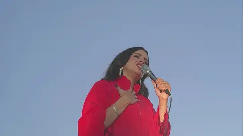 Rosal&iacute;a durante una actuaci&oacute;n en el Parque de la Cu&ntilde;a Verde en Madrid. Foto: Diario Madrid