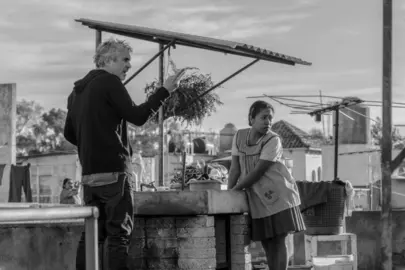 Alfonso Cuar&oacute;n, director de cine mexicano, durante el rodaje de Roma. Fuente: Europa Press