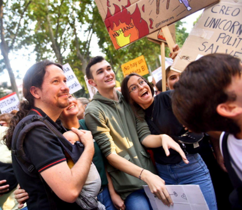 Pablo Iglesias con unos j&oacute;venes  en una manifestaci&oacute;n contra el cambio clim&aacute;tico | Fuente: Twitter de @Pablo_Iglesias_
