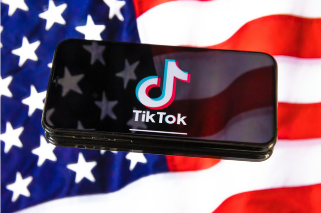 Ilustraci&oacute;n bandera Estados Unidos y Tiktok Tok | James Martin/CNET&nbsp;