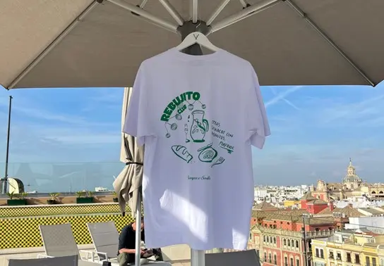 Camiseta exclusiva dise&ntilde;ada por Bumpers para el evento de Sevilla. Imagen_Esperanza Molina