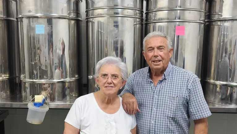 Los apicultores Josefa Madue&ntilde;o y Lorenzo Ruiz