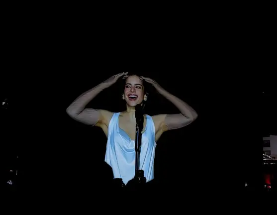 La cantante Rosal&iacute;a durante su actuaci&oacute;n sobre el r&iacute;o Guadalquivir en la premi&eacute;re de Berl&iacute;n (Netflix). Imagen: Mar&iacute;a Pareja