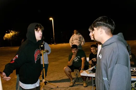 Los freestylers Nacho RG y Gerdo enfrent&aacute;ndose en una de las batallas de parque que se realizan con frecuencia cada fin de semana en Sevilla