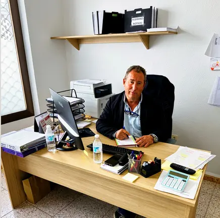 Secundino Barroso Moro, en su oficina de REBAI en Fuente de Cantos (Badajoz).