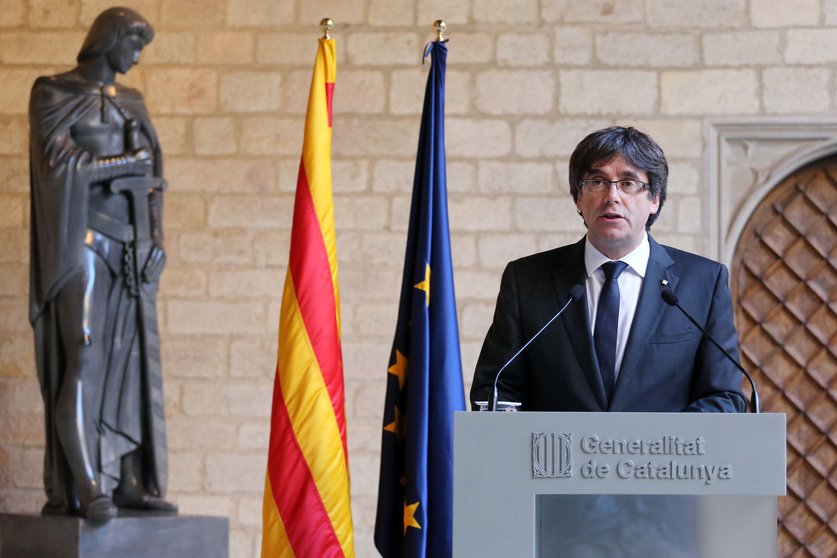 Puigdemont realizando su comunicado en el Palau de la Generalitat.