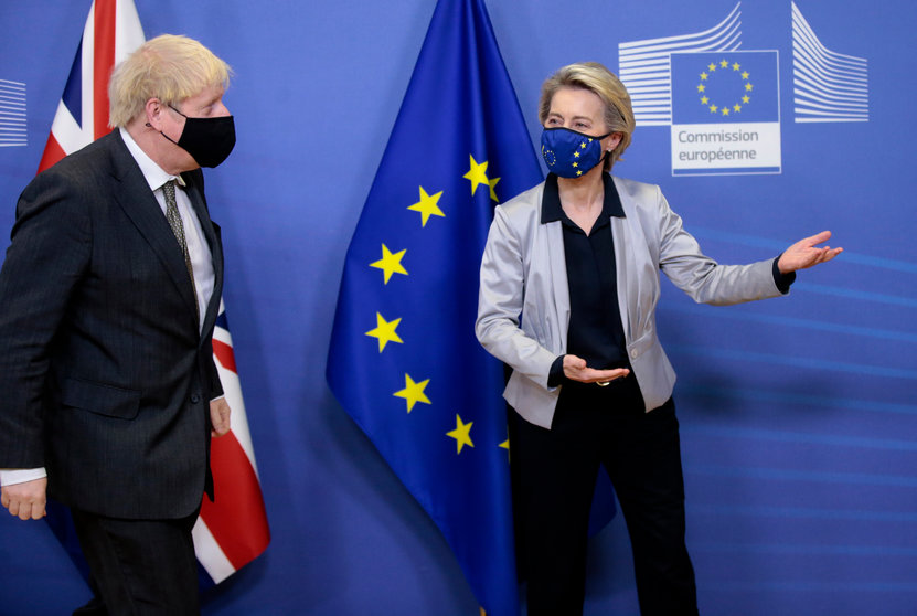 La presidenta de la Comisión Europea, Ursula von der Leyen, y el Primer Ministro británico Boris Johnson. Olivier Hoslet (AP)