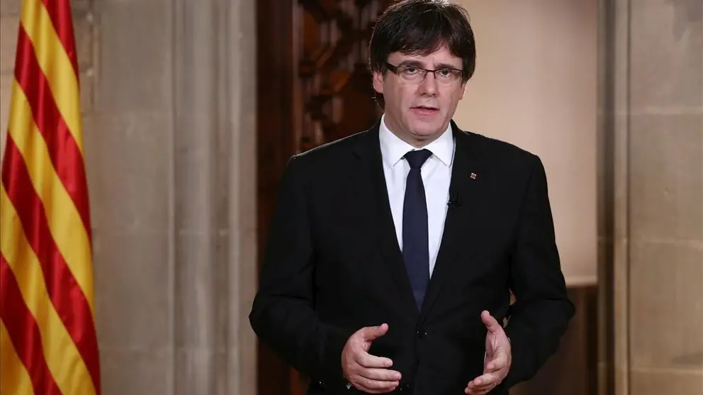 El president de la Generalitat  Carles Puigdemont  durant la declaracio institucional  des del salo Mare de Deu de Montserrat del Palau de la Generalitat   Fotografia  Jordi Bedmar