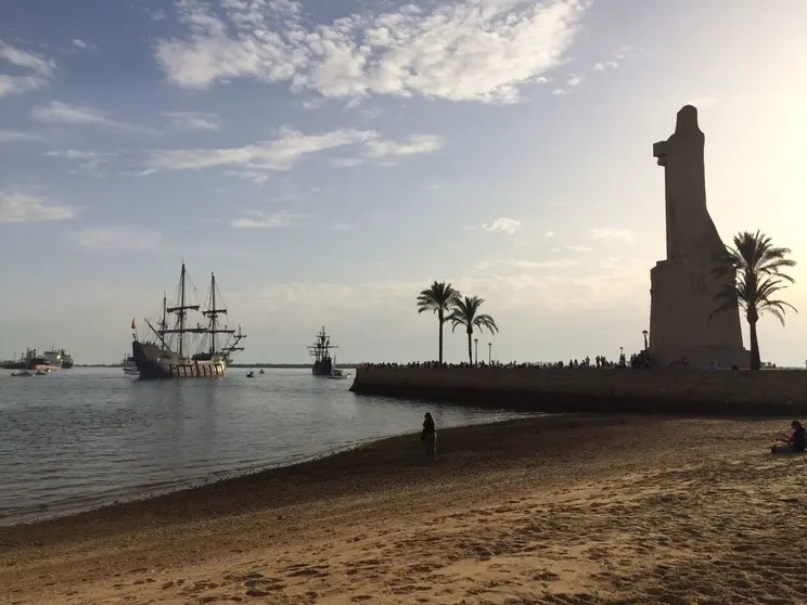 El galeón Andalucía, la nao Victoria , la carabela Boa y carabela Vera Cruz frente al Monumento a la Fe Descubridora.