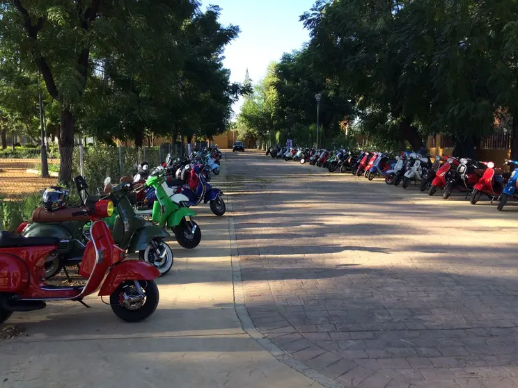 Vespas aparcadas para descansar. Ruta por la Sierra de Hornachuelos, Palma del Río. Foto: Macarena Barroso.