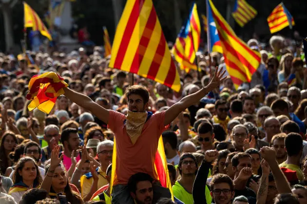 BARCELONA, SPAIN - SEPTEMBER 21:  People demonstrate in front of the Catalan High Court building on September 21, 2017 in Barcelona, Spain. Pro-Independence Associations called for a meeting in front of the Catalan High Court building demanding release of the 14 officials arrested yesterday during a Spanish Police operation in an attempt to stop the region's independence referendum, due to take place on October 1, which has been deemed illegal by the Spanish government in Madrid.  (Photo by David Ramos/Getty Images)