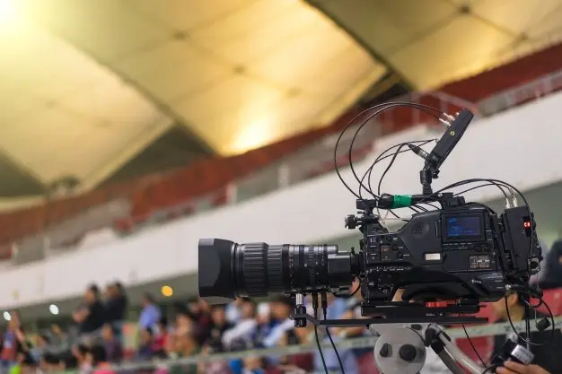 primer-plano-moderna-camara-video-estadio-futbol_1137-257