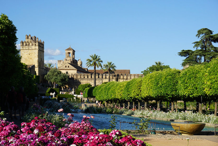 Patio del Alcázar de los Reyes Cristianos. Fuente: Wikimedia Commons