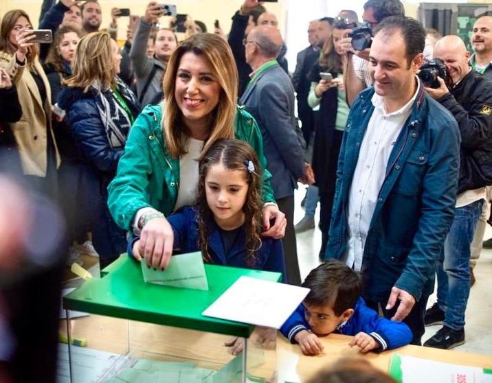 Susana Diaz votando con su familia.