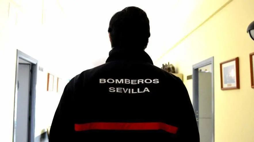 José Luis Martínez, bombero de Sevilla en el parque de bomberos situado en las 3000 viviendas (P-5).