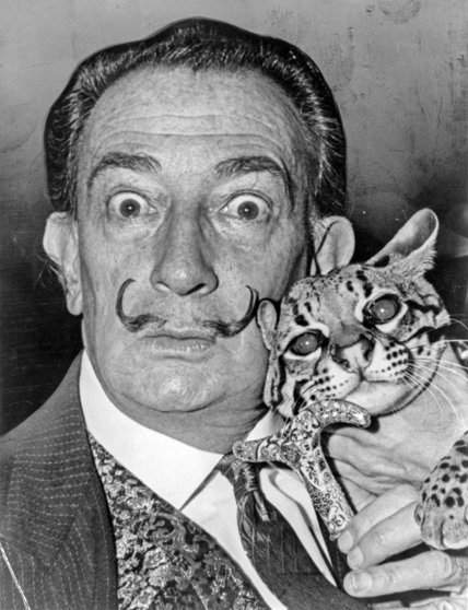 Salvador Dalí junto a Babou, su ocelote
