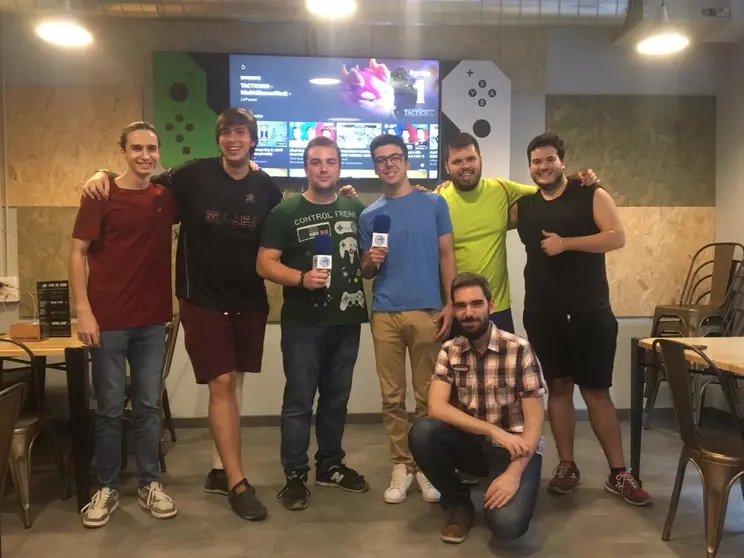 El equipo de Milla Cero con el equipo Corduba eSports